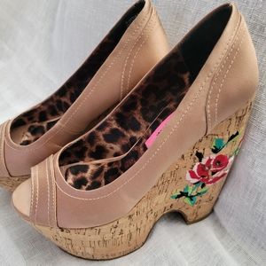 NEW Betsey Johnson gold wedges